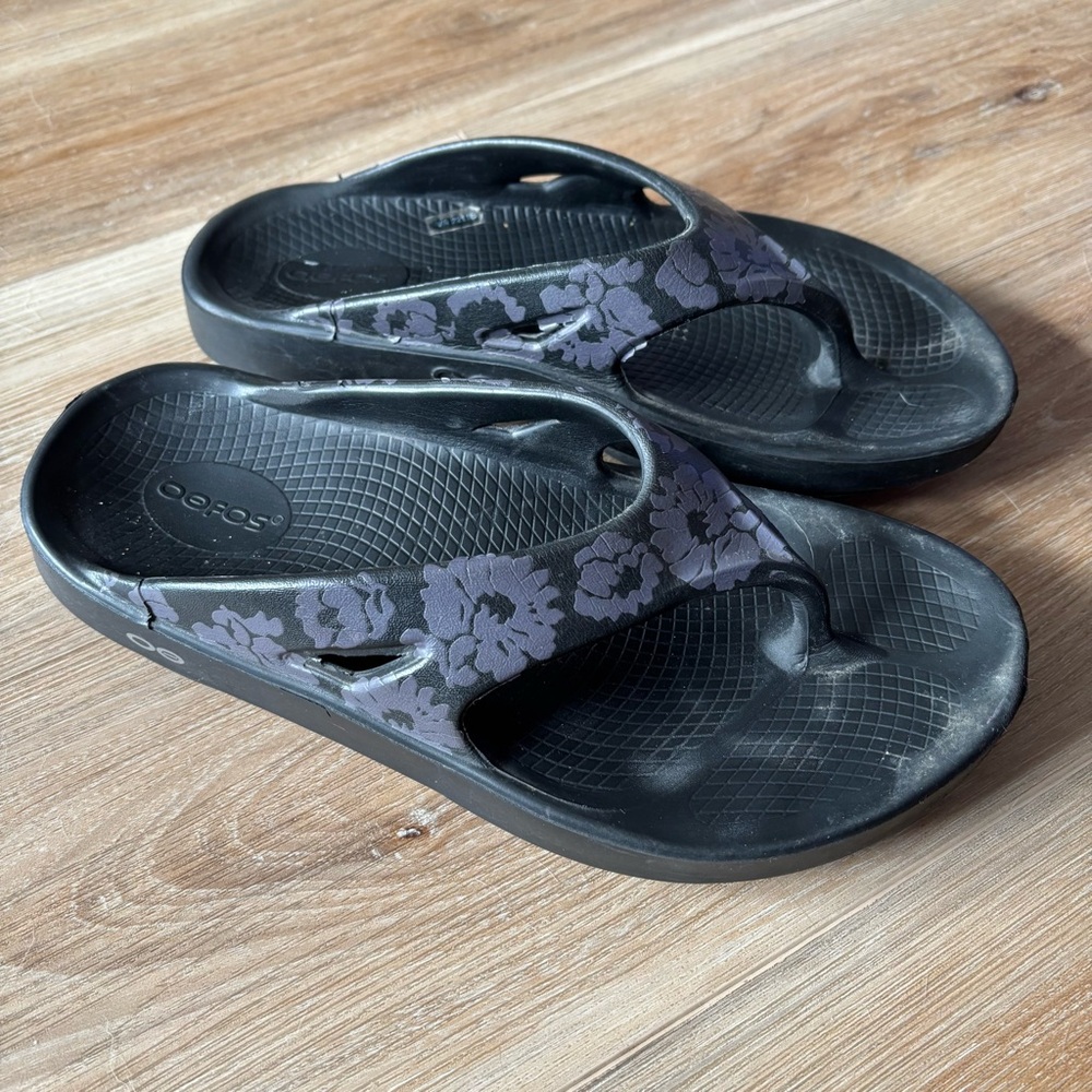 OOFOS Black Floral Women's Flats